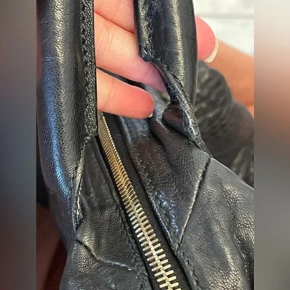 Yves Saint Laurent Black Leather Easy Bag. Lambskin leather. 9.5 out of 10. - Picture 6 of 16